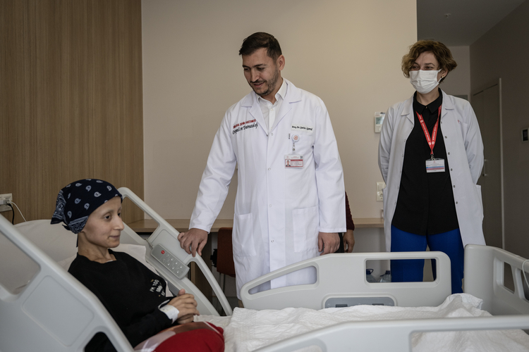 Bacağını kaybetme riski olan genç kız, 17 santimlik tümörden kurtularak ayağa kalktı başlıklı içeriğin görseli