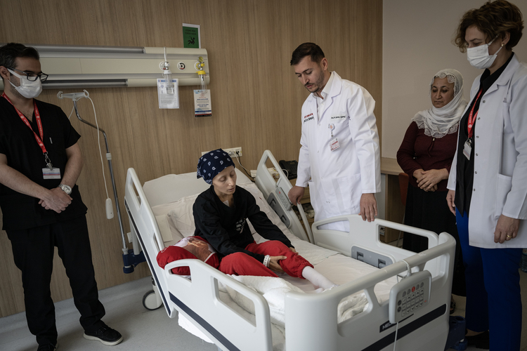 Bacağını kaybetme riski olan genç kız, 17 santimlik tümörden kurtularak ayağa kalktı